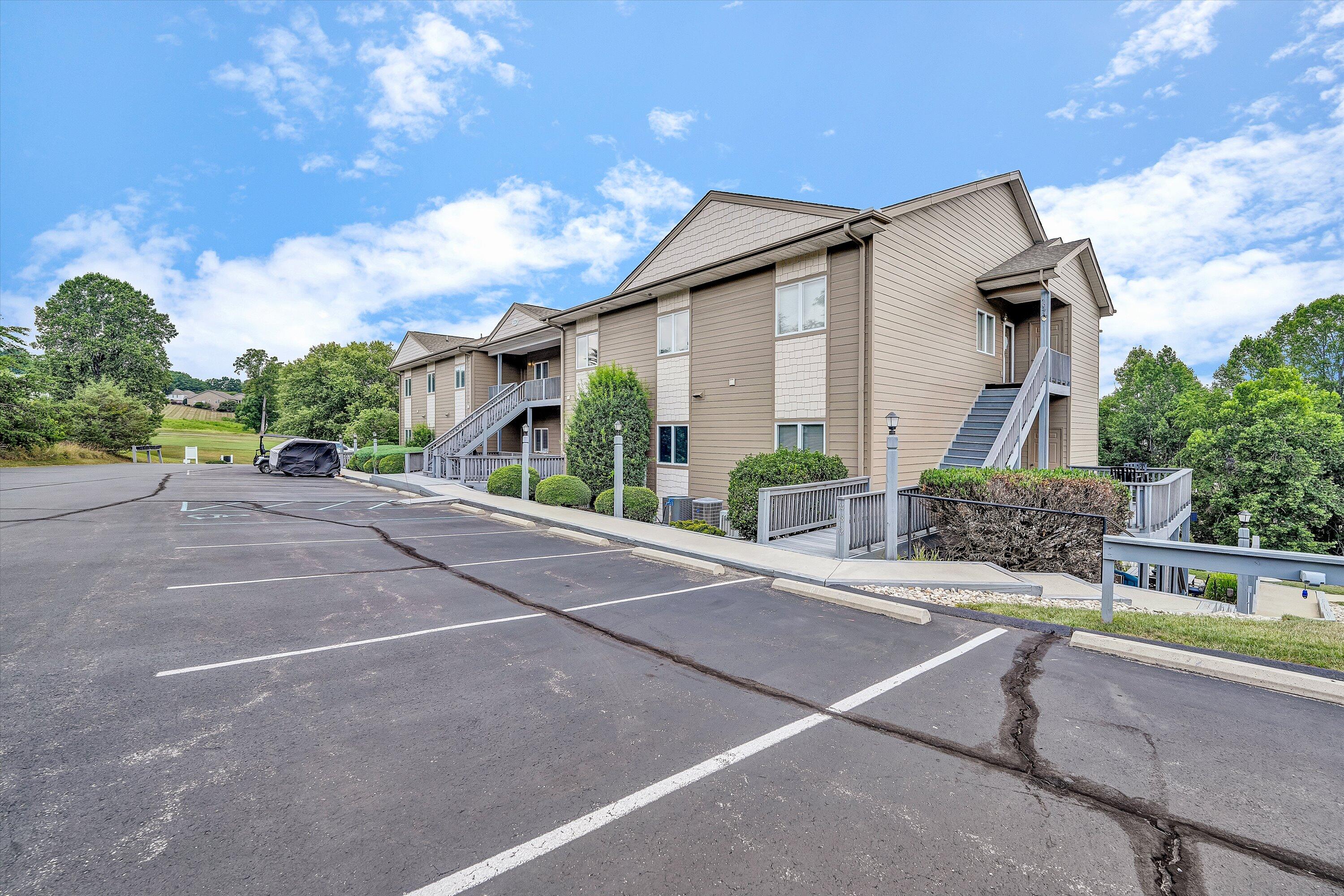 1209 Mariners Way, Unit 72 Huddleston, VA 24104 - Photo 4 of 57 02-SGM-82