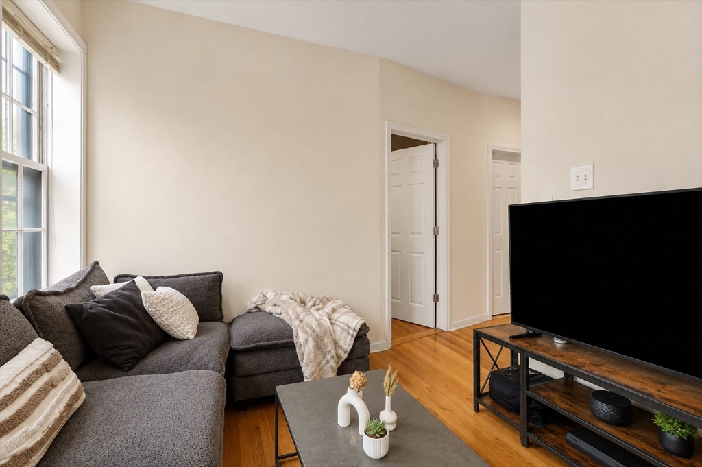 28 Phillips Street, Unit 3 Boston, MA 02114 - Photo 2 of 15