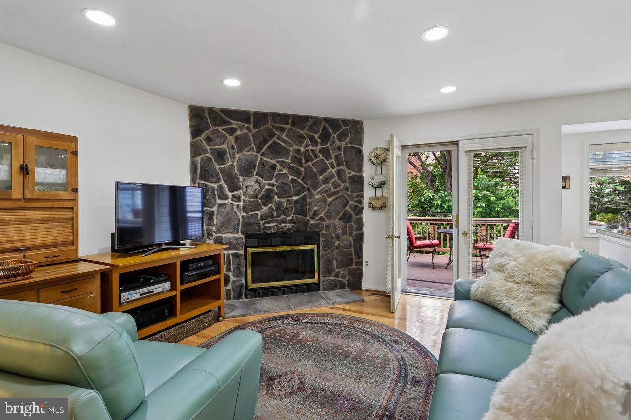 11333 Orchard Lane Reston, VA 20190 - Photo 9 of 41 Gas Fireplace