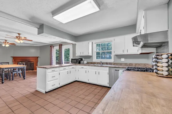 $299,900 | 326 Donna Drive, Hopkinsville, KY 42240