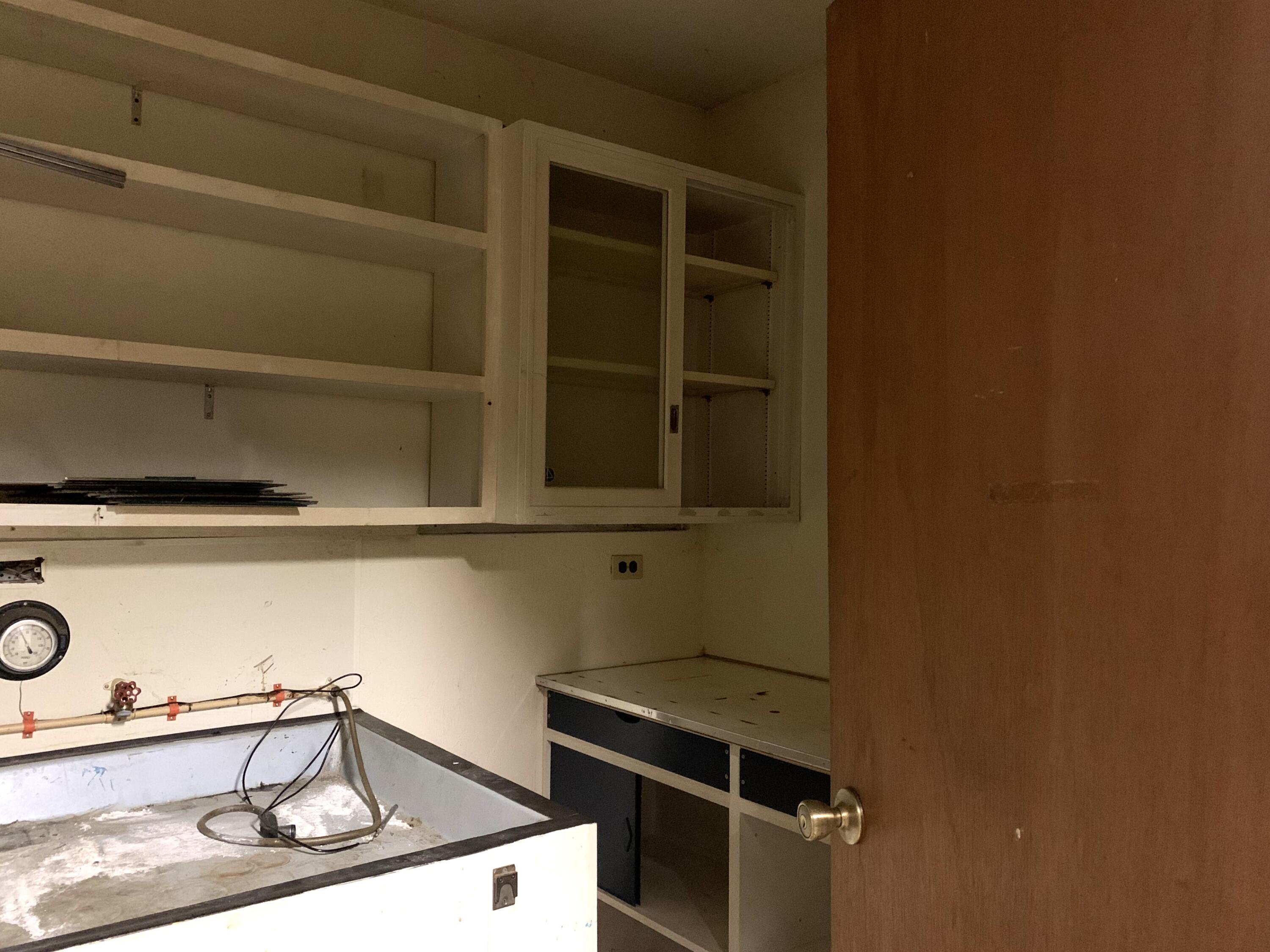 211 Princess Way Central Point, OR 97502 - Photo 26 of 45 extra room currently set up as a photography dark room