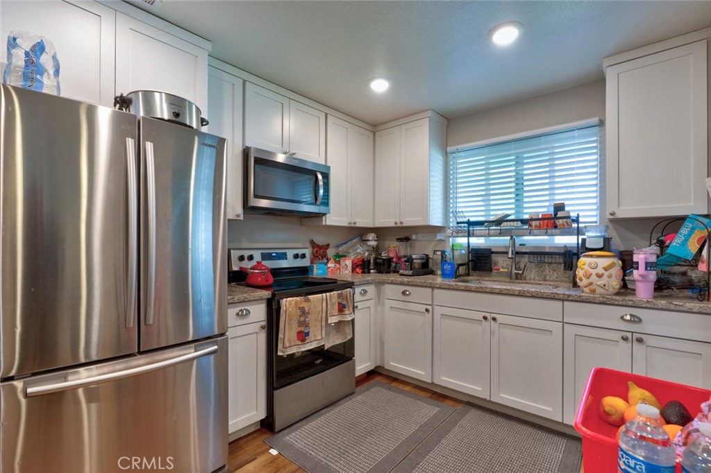 1840 Cheyenne Drive Merced, CA 95348 - Photo 17 of 90 a kitchen with stainless steel appliances a refrigerator sink and microwave