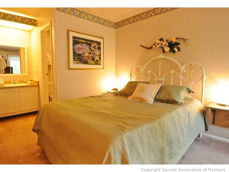 1977 Soda Ridge Road, Unit 1212 Keystone, CO 80435 - Photo 11 of 25 a bedroom with a bed and a painting on the wall