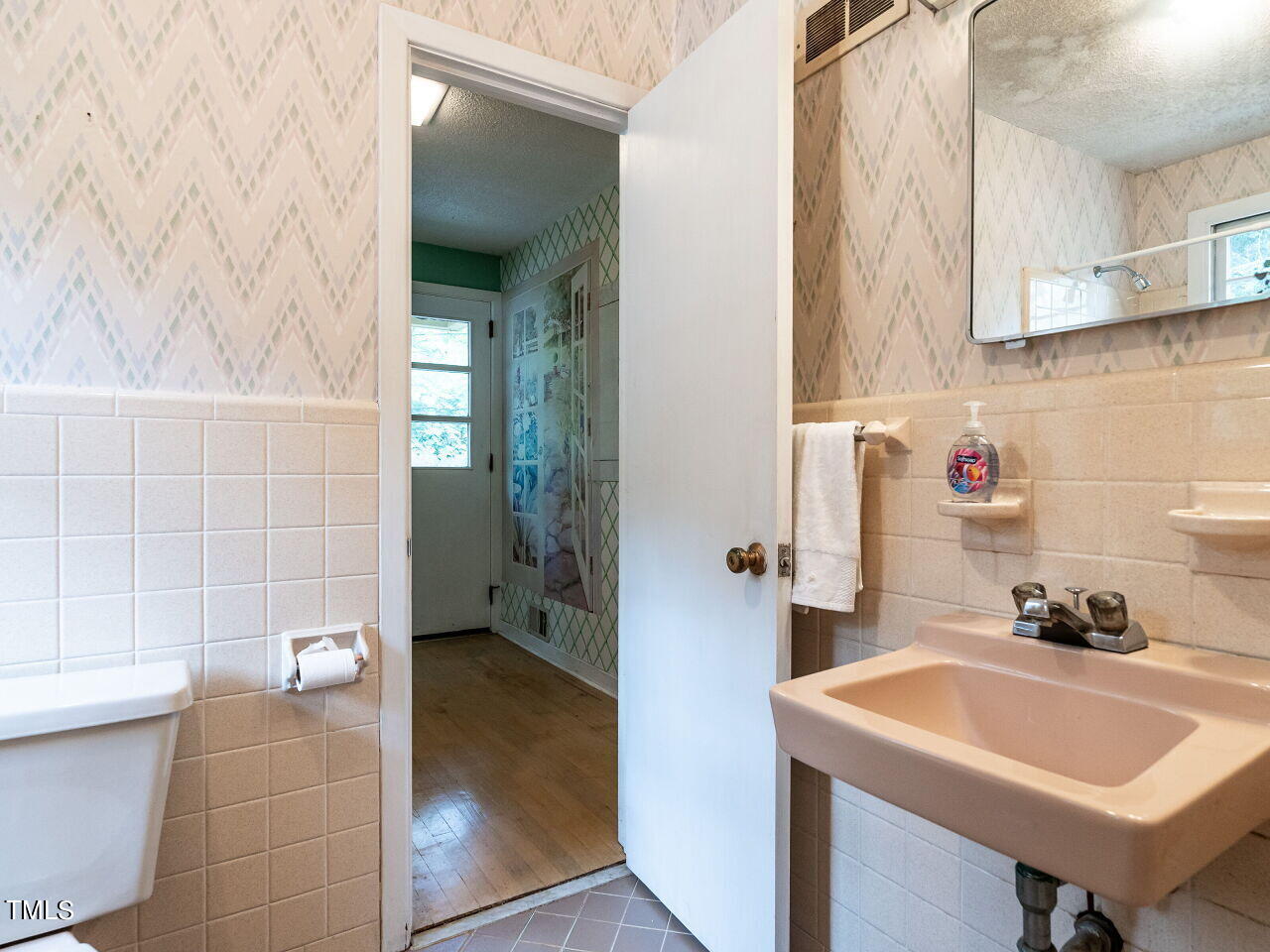 417 Forsyth Street Raleigh, NC 27609 - Photo 19 of 34 018-1280x960-bathroom