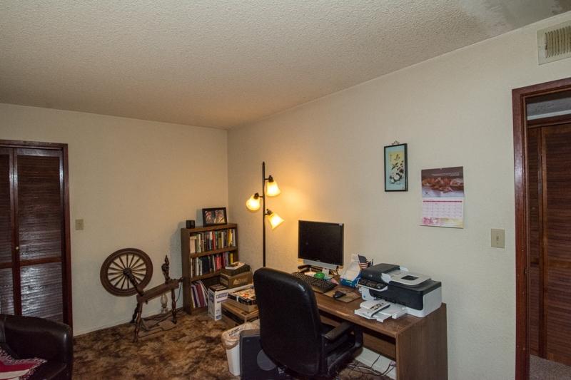 9634 Logan Road Redding, CA 96003 - Photo 14 of 23 guest bedroom/office