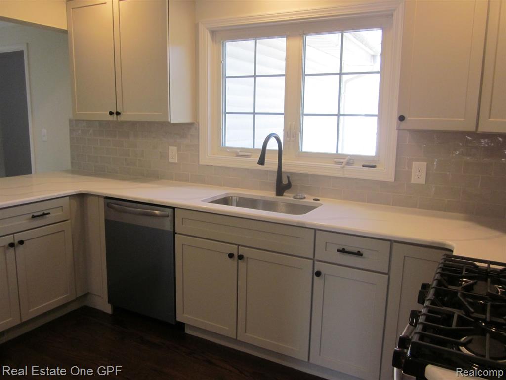 1878 Prestwick Road Grosse Pointe Woods, MI 48236 - Photo 10 of 35