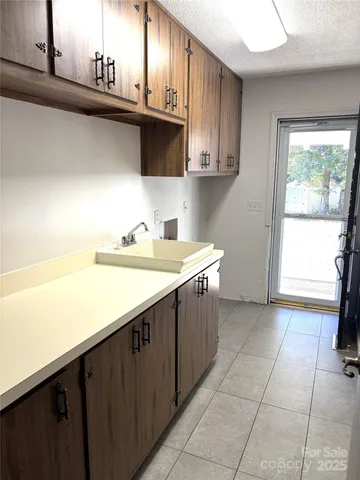 a view of a back yard