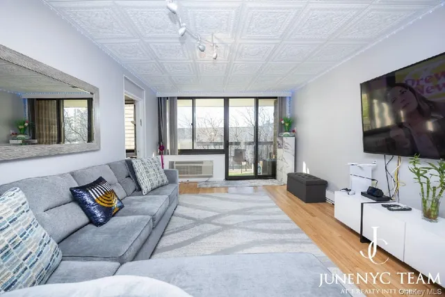 $619,000 | 152-18 Union Turnpike, Unit 204K | Kew Gardens Hills