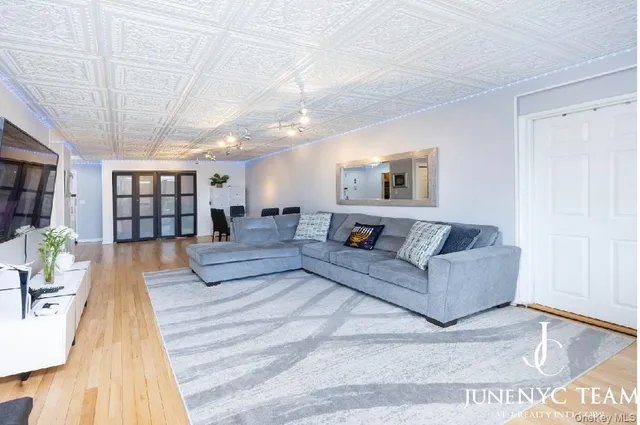 $619,000 | 152-18 Union Turnpike, Unit 204K | Kew Gardens Hills