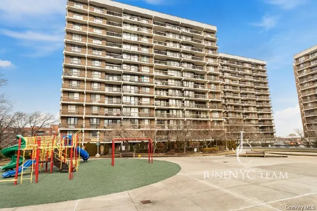 $619,000 | 152-18 Union Turnpike, Unit 204K | Kew Gardens Hills