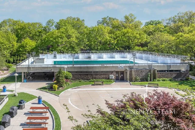 $619,000 | 152-18 Union Turnpike, Unit 204K | Kew Gardens Hills