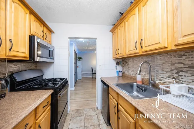 $619,000 | 152-18 Union Turnpike, Unit 204K | Kew Gardens Hills