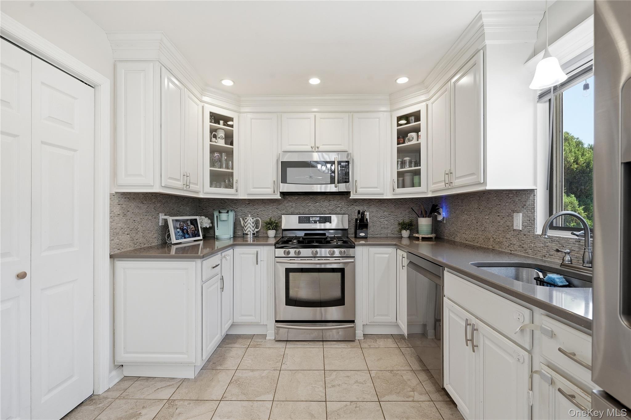 634 Morrison Street Babylon, NY 11702 - Photo 9 of 33