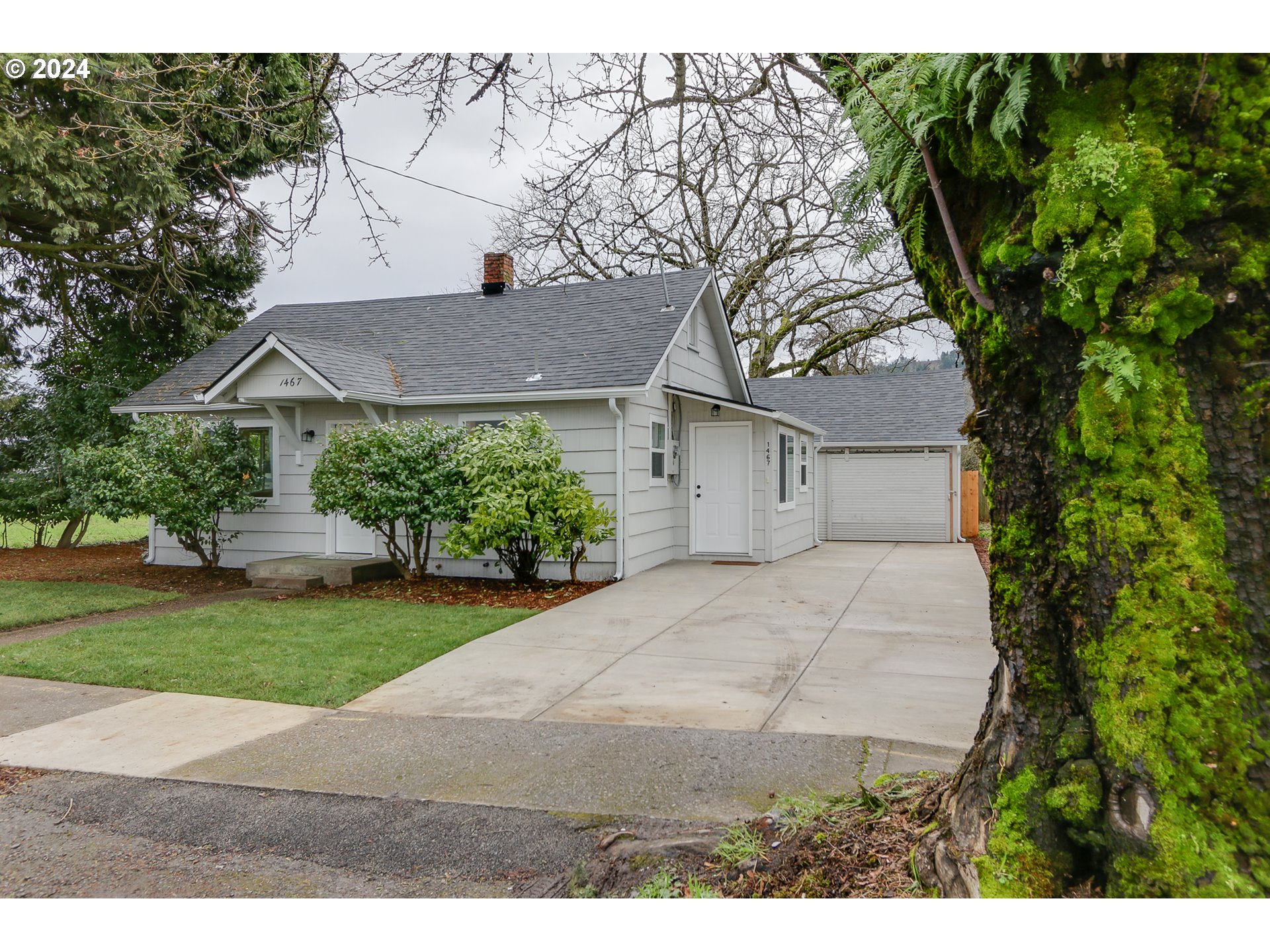 1467 Main Street Springfield, OR 97477 - Photo 2 of 29 a house view with a garden space