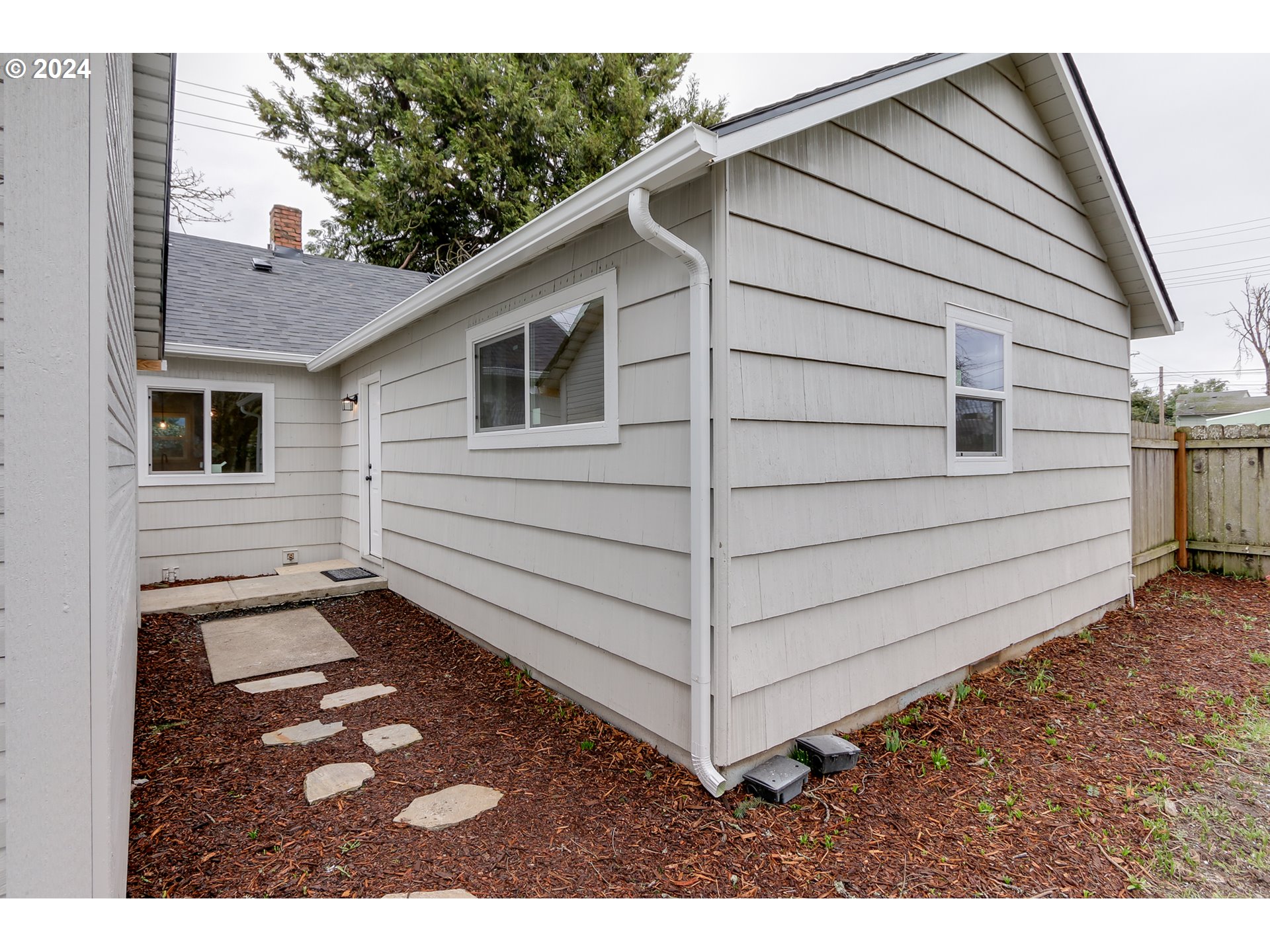 1467 Main Street Springfield, OR 97477 - Photo 25 of 29 a backyard of a house