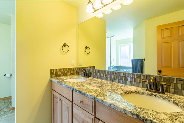 21175 Southwest Gift Road Bend, OR 97703 - Photo 13 of 26 Image12_MasterBath_1