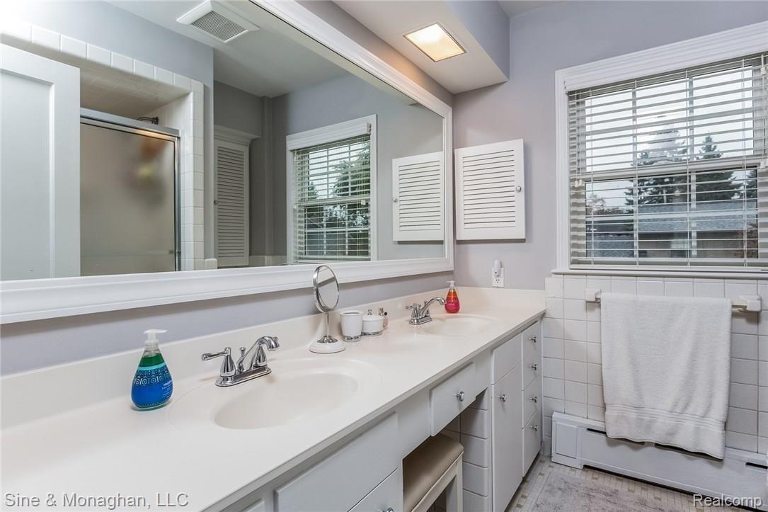 47 Colonial Road Grosse Pointe, MI 48236 - Photo 38 of 57 040-Bathroom-3364217-medium.jpg