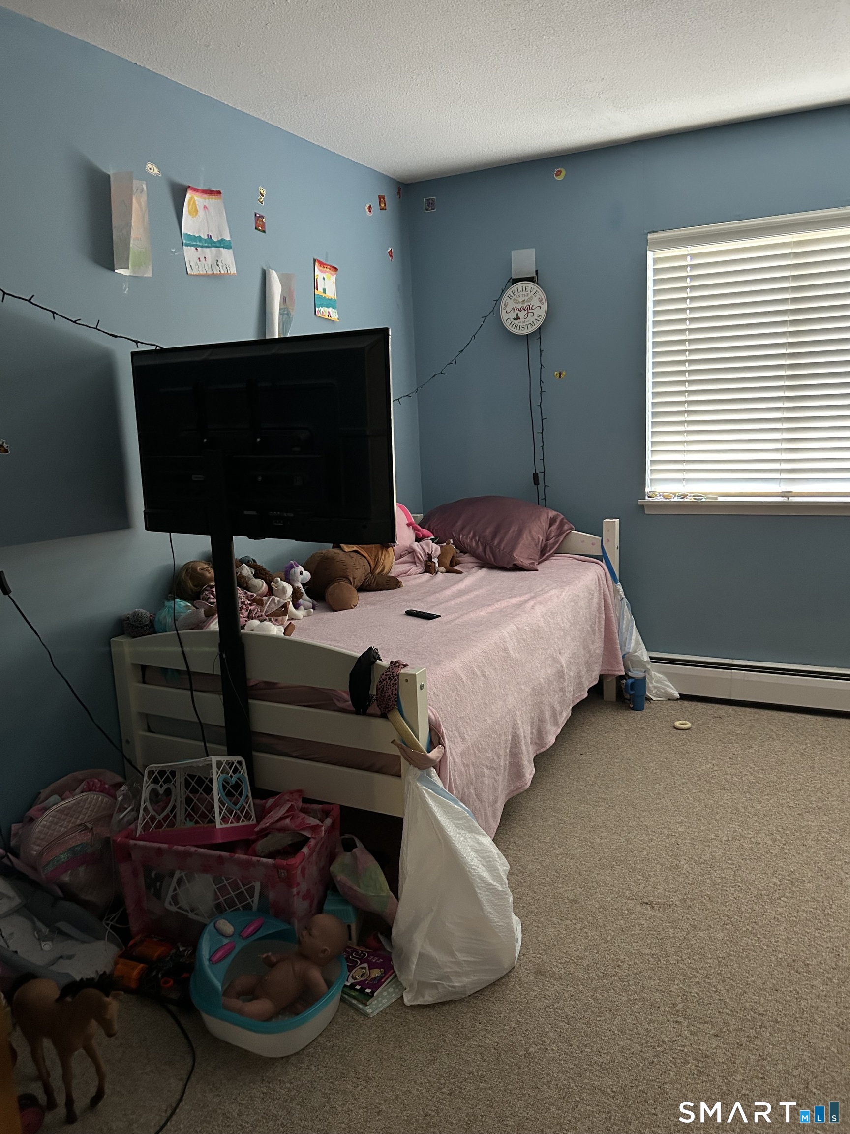 126 Sherman Hill Road, Unit B12 Woodbury, CT 06798 - Photo 6 of 27 a bedroom with bed and a window