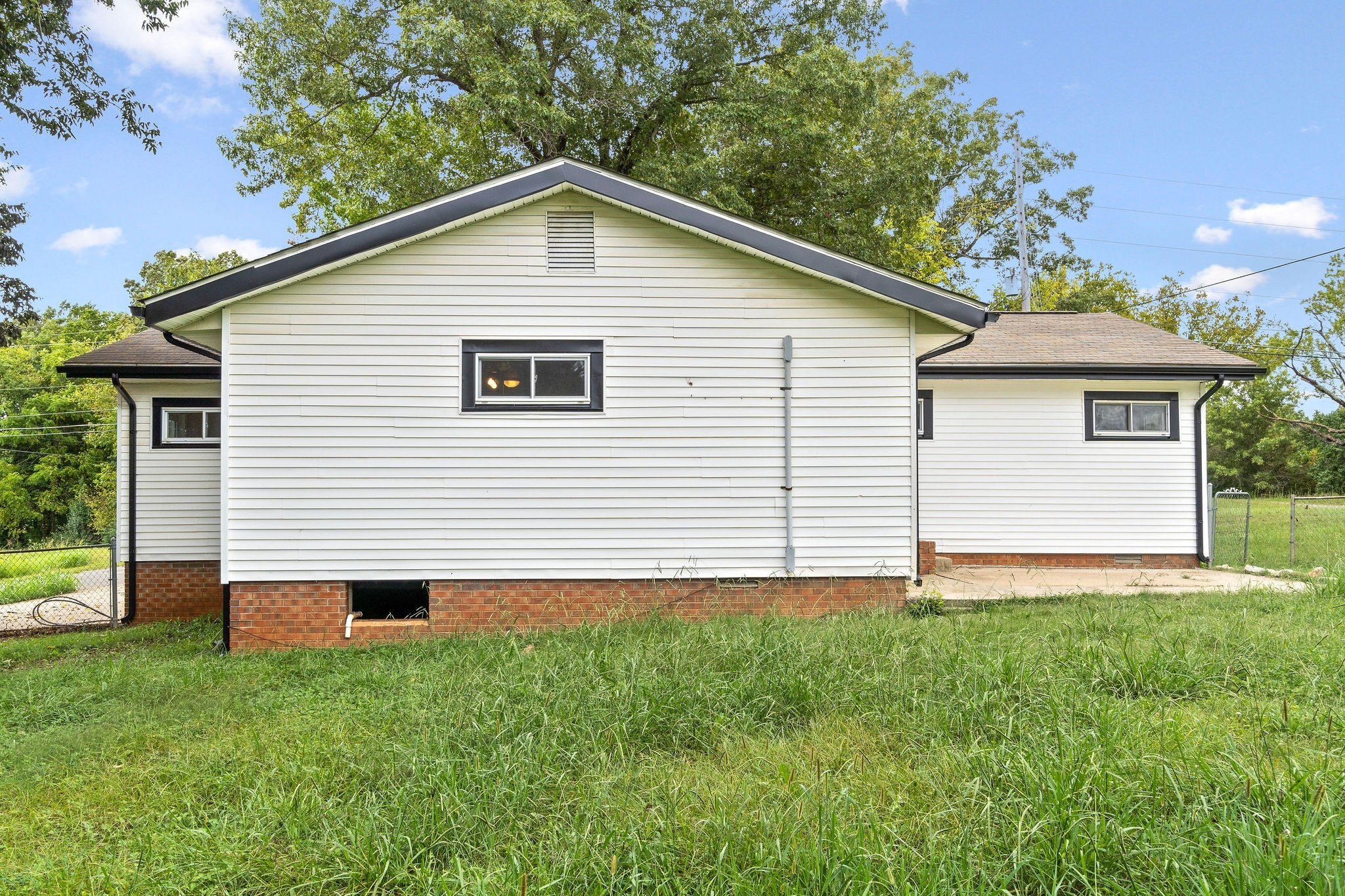 1499 North Liberty Church Road Clarksville, TN 37042 - Photo 6 of 9 a front view of a house with a yard and garage