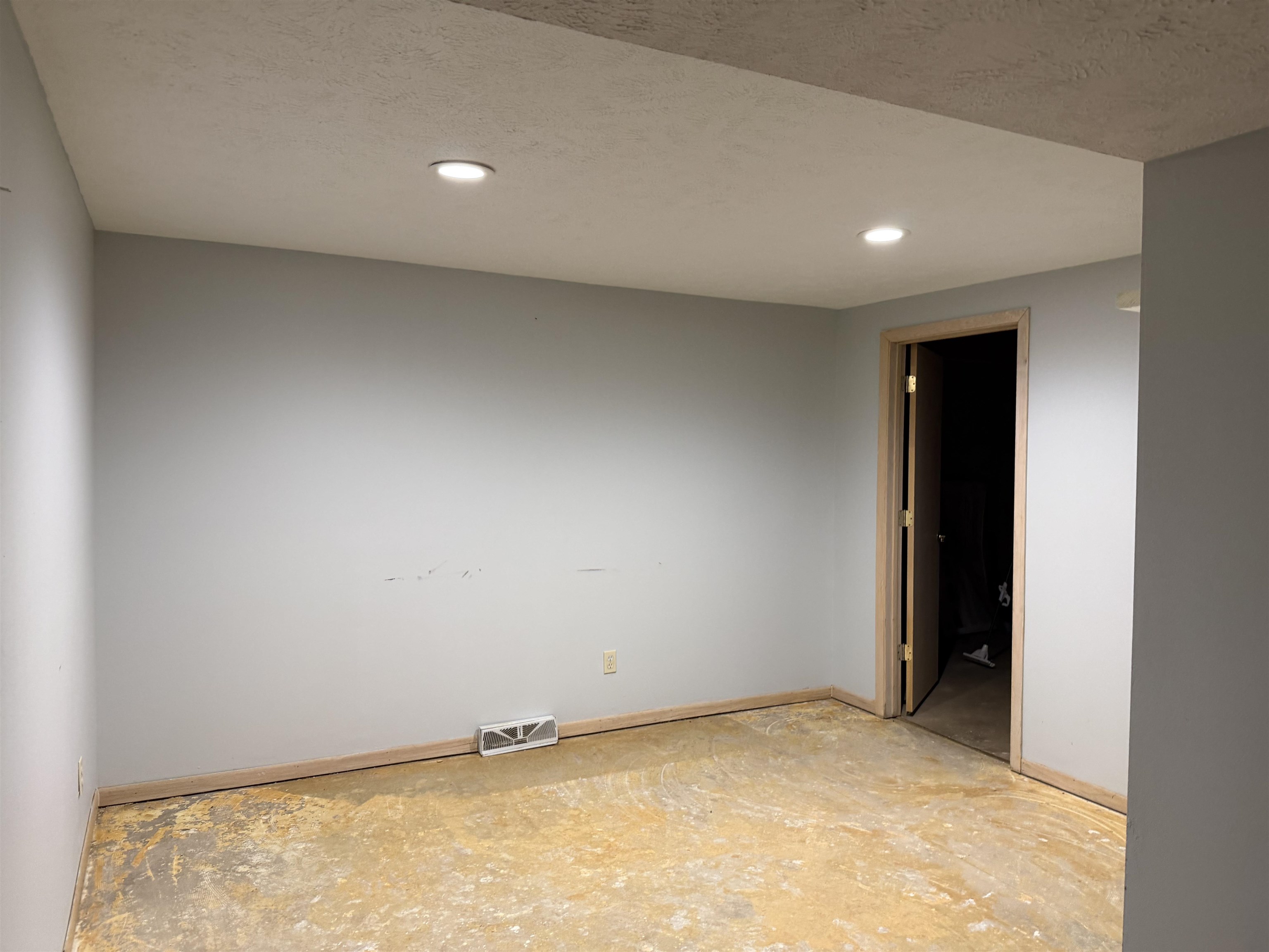 6432 Spring Hill Close Rockford, IL 61108 - Photo 6 of 13 an empty room with an empty space and a window