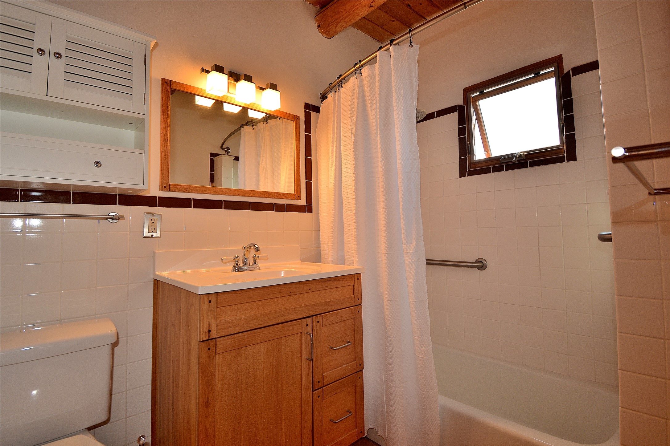 904 Bishops Lodge Road Santa Fe, NM 87501 - Photo 14 of 51 Upstairs bathroom