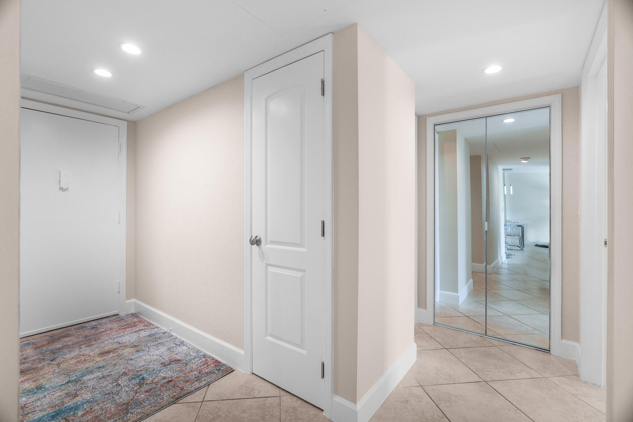 950 Ponce De Leon Road, Unit 403 Boca Raton, FL 33432 - Photo 13 of 30 Foyer