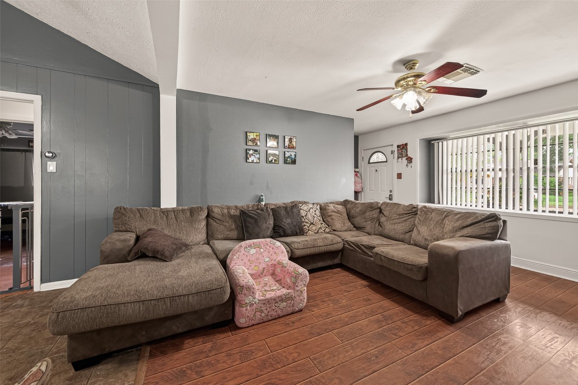 9771 Rambling Trail Houston, TX 77089 - Photo 7 of 37