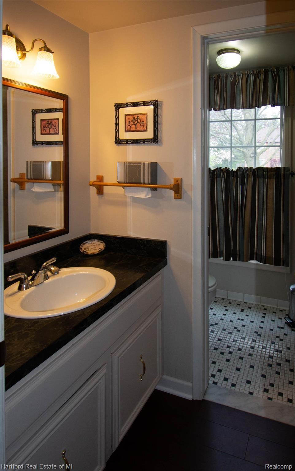 35701 Congress Road Farmington, MI 48335 - Photo 14 of 45 First floor Lav