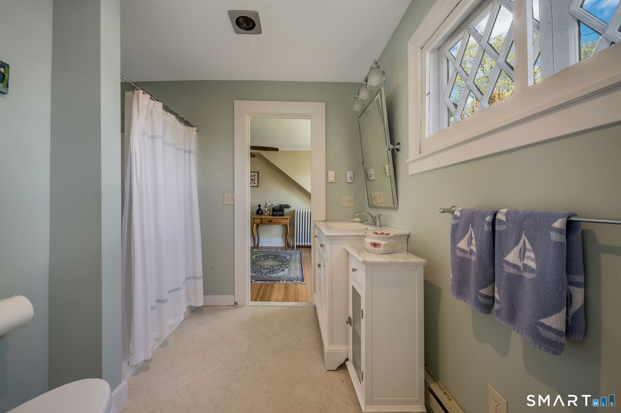 880 Boston Post Road Madison, CT 06443 - Photo 35 of 40 a view of a kitchen with refrigerator and washer