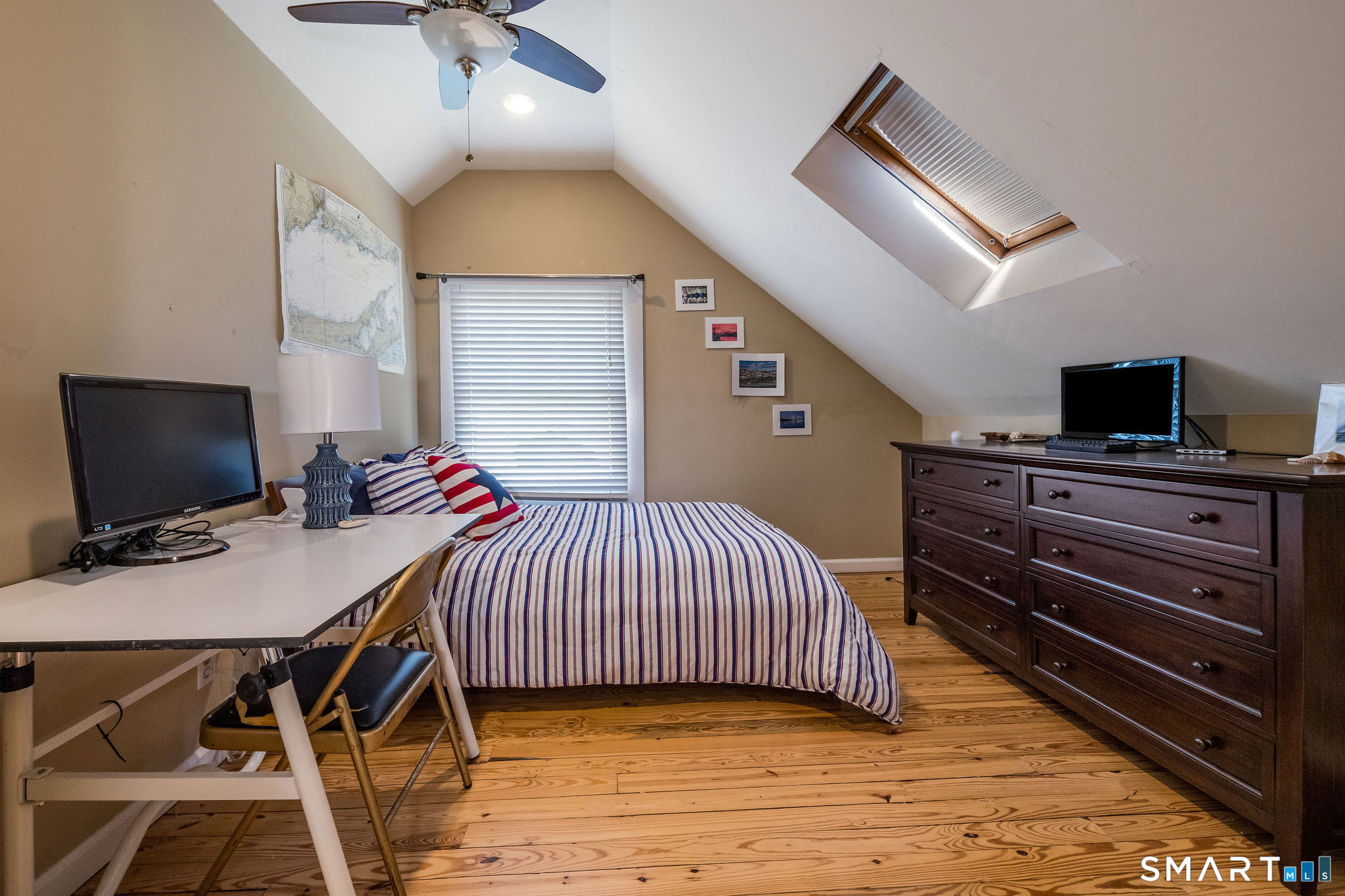 880 Boston Post Road Madison, CT 06443 - Photo 39 of 40 a bedroom with a bed and a desk