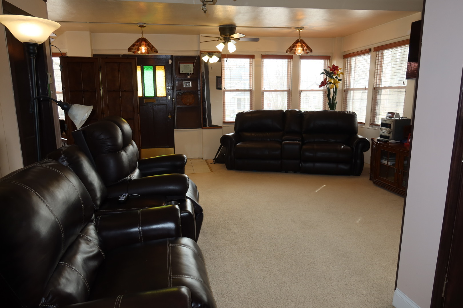9766 South Prospect Avenue Chicago, IL 60643 - Photo 3 of 19 a living room with furniture