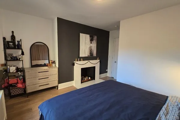 a view of a livingroom with furniture