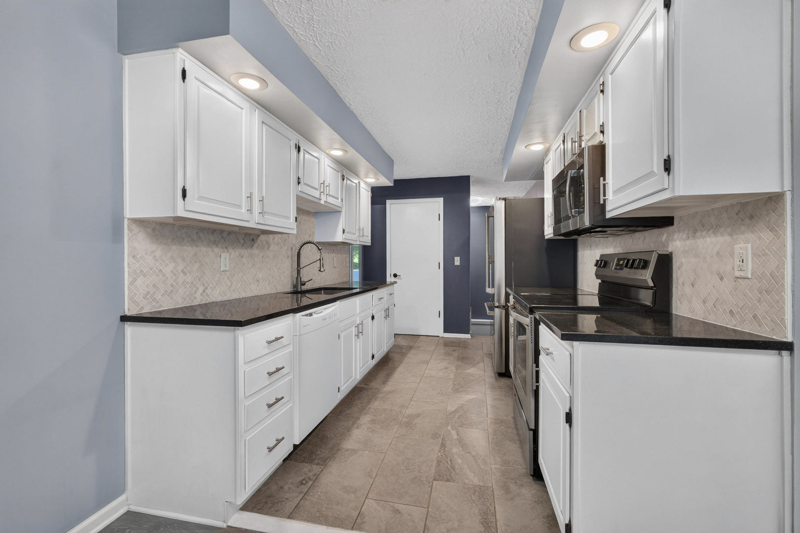 6401 Utica Ridge Road, Unit 12 Davenport, IA 52807 - Photo 9 of 35