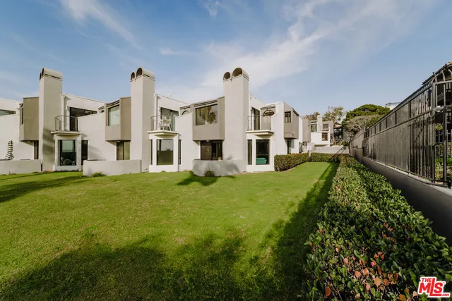 $3,700,000 | 23 Sea Colony Drive, Santa Monica, CA 90405