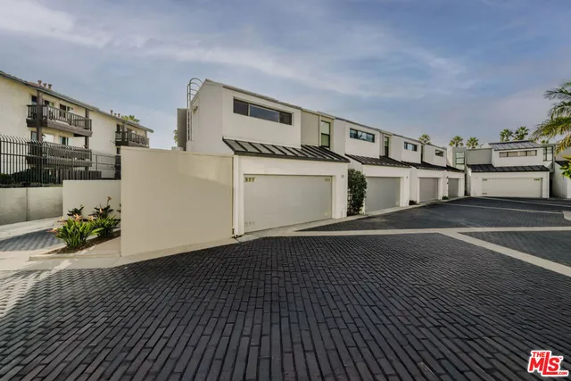 $3,700,000 | 23 Sea Colony Drive, Santa Monica, CA 90405