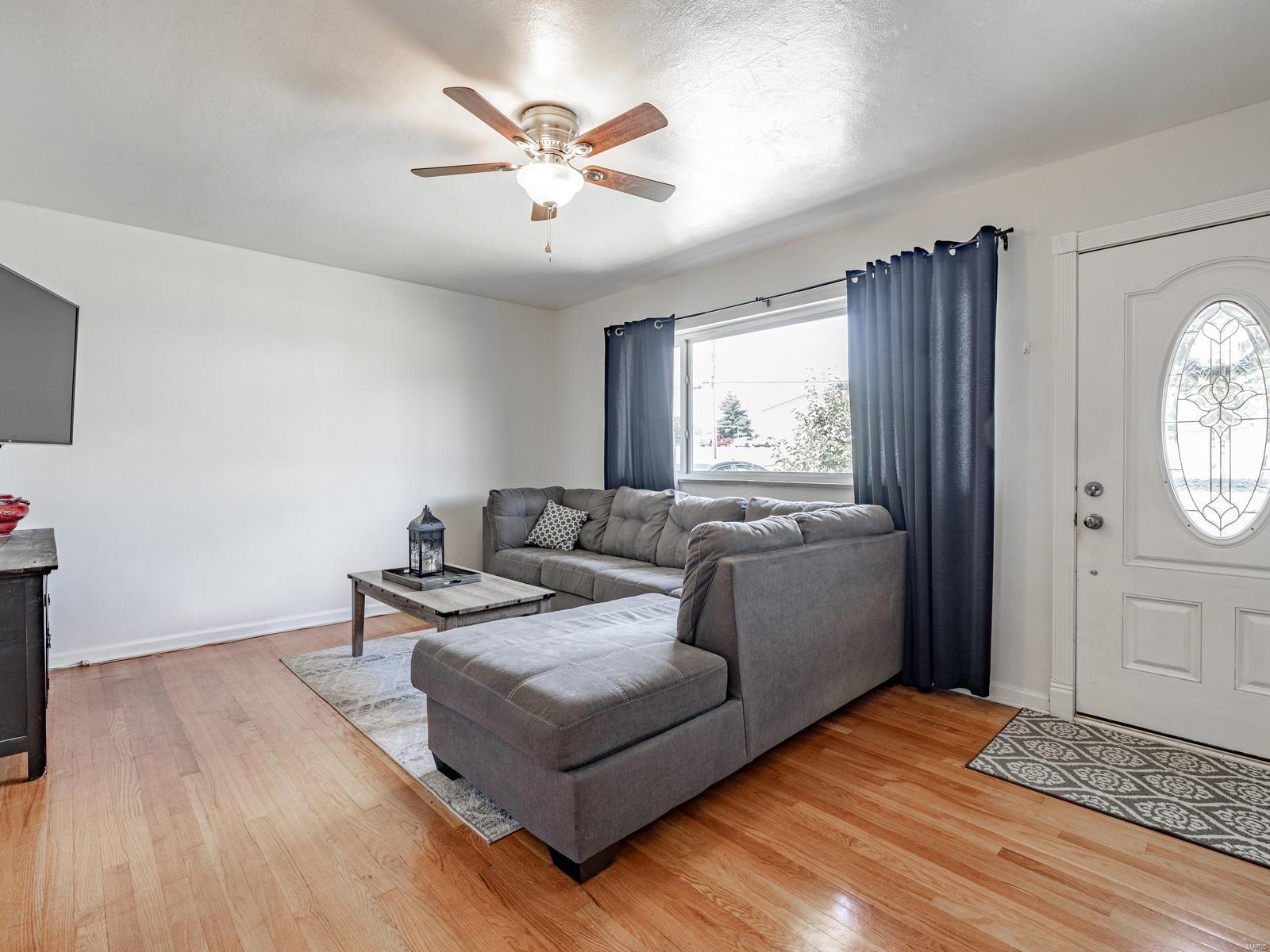 9754 MacKenzie Road St. Louis, MO 63123 - Photo 3 of 26
