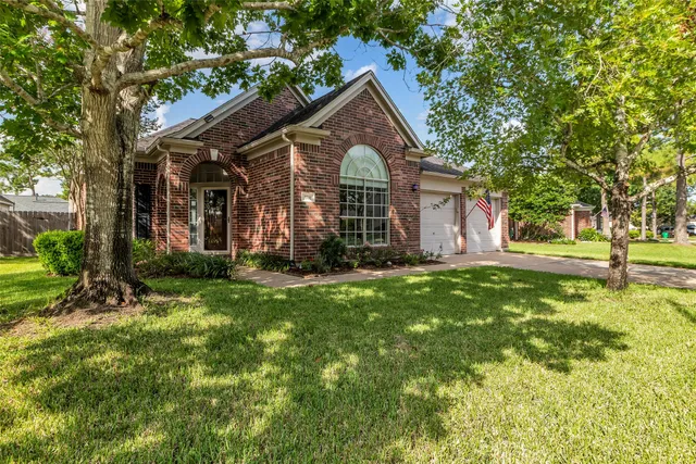 $339,000 | 3731 Crescent Drive, Pearland, TX 77584