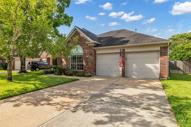 $339,000 | 3731 Crescent Drive, Pearland, TX 77584