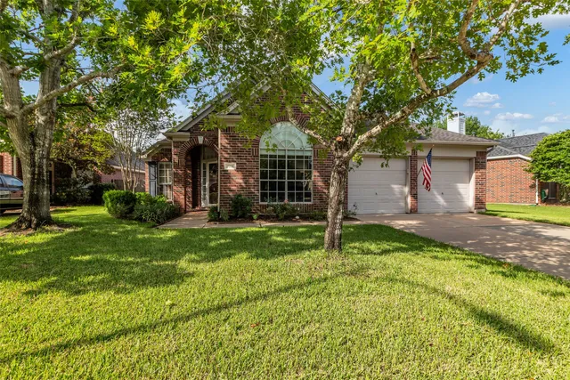 $339,000 | 3731 Crescent Drive, Pearland, TX 77584