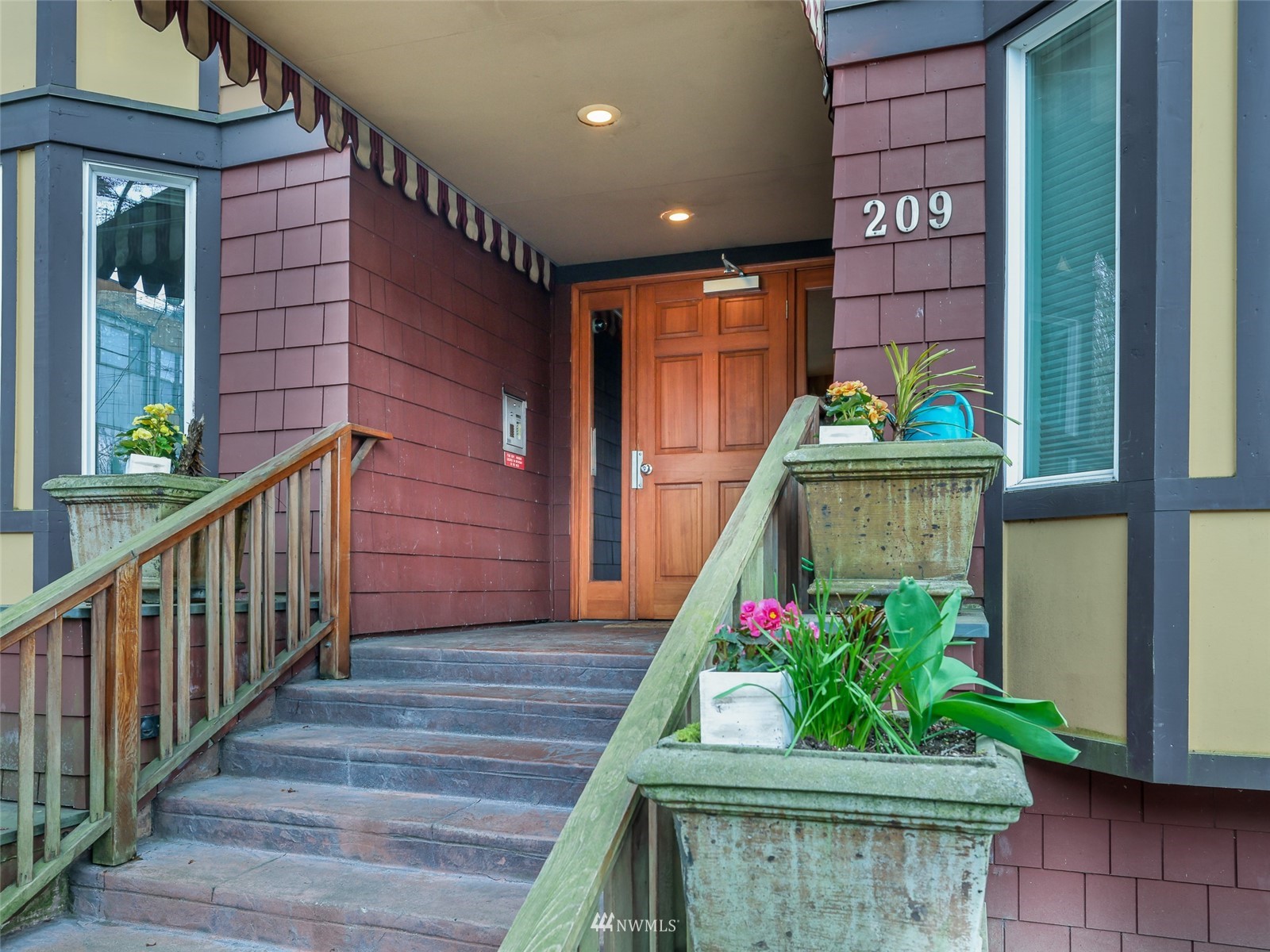 209 North 39th Street, Unit 301 Seattle, WA 98103 - Photo 1 of 24