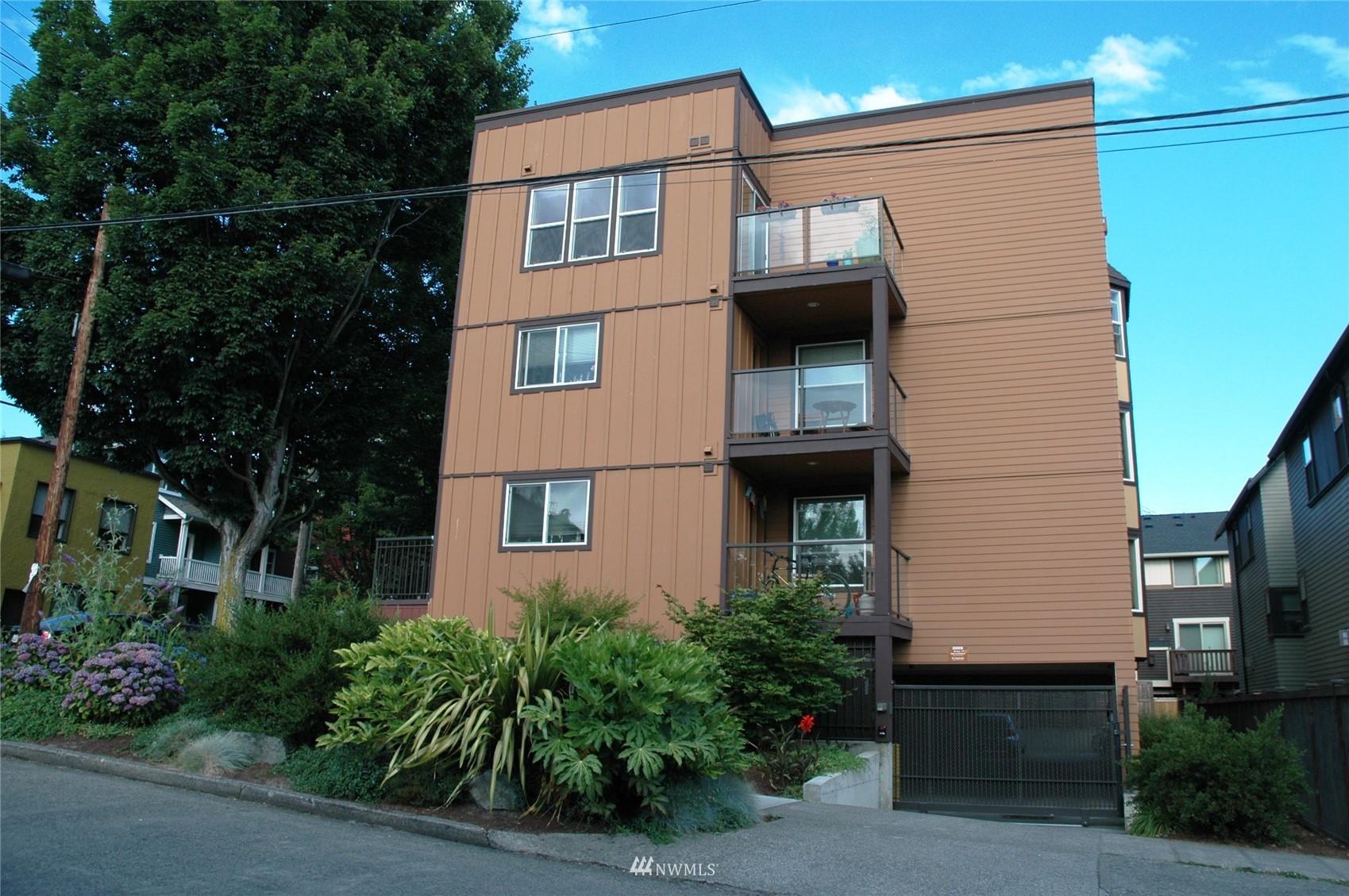 209 North 39th Street, Unit 301 Seattle, WA 98103 - Photo 2 of 24