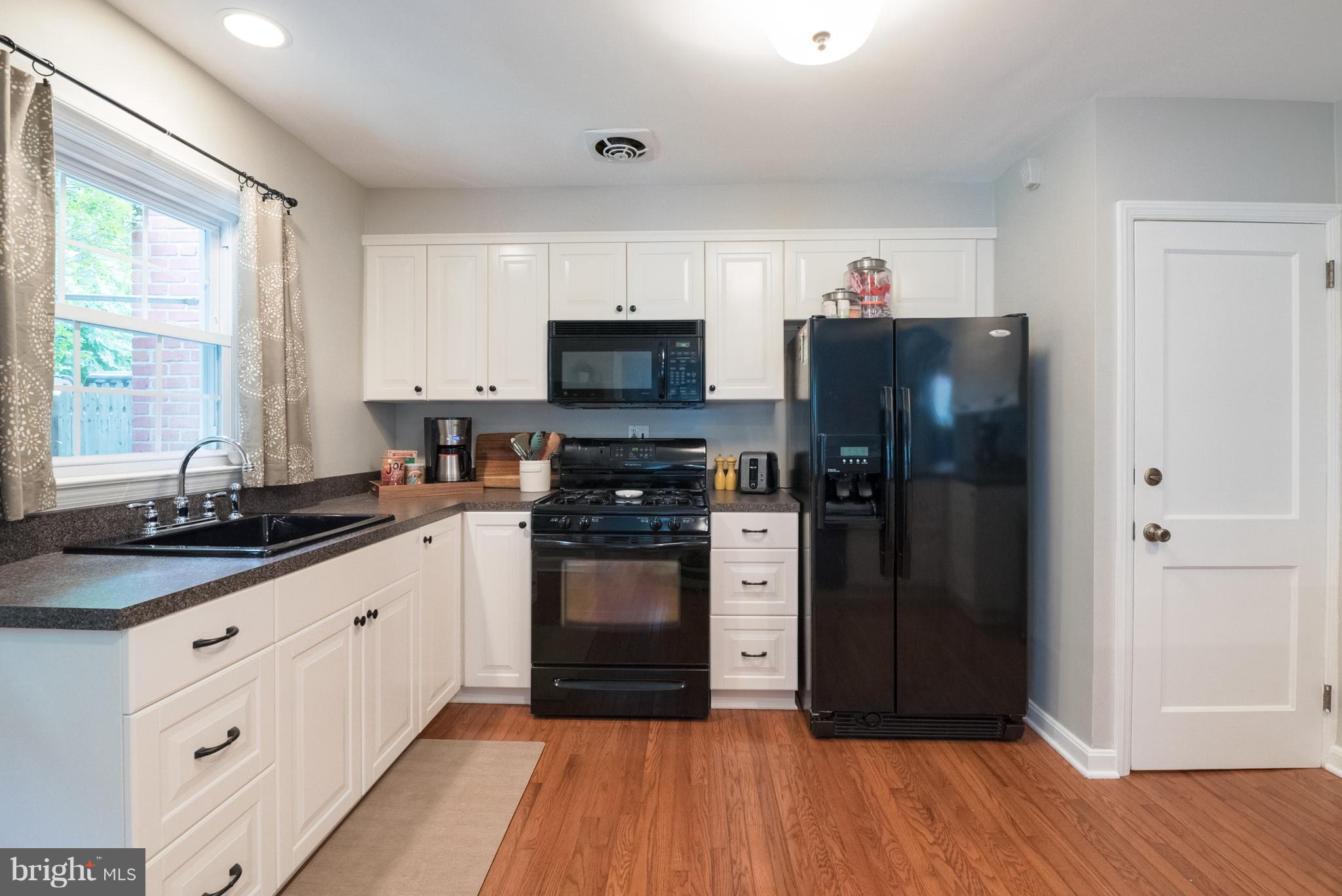 8229 Pleasant Plains Road Towson, MD 21286 - Photo 7 of 30 Kitchen Hardwoods