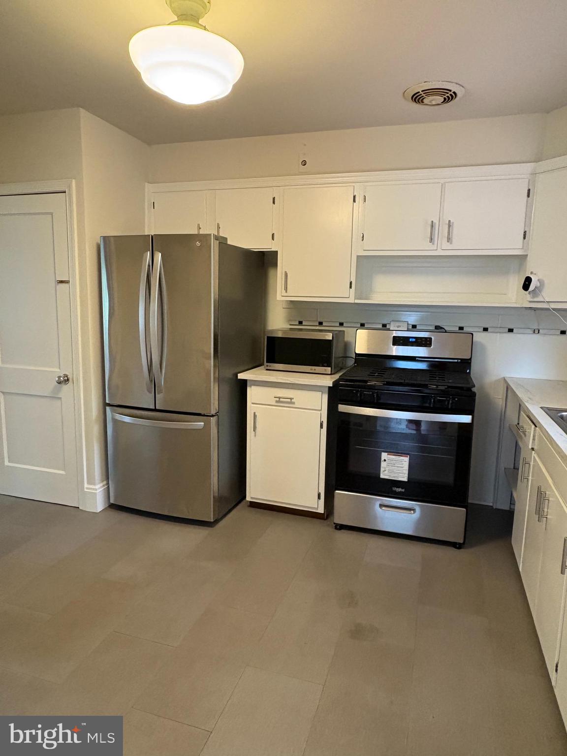 8134 Glen Gary Road Towson, MD 21286 - Photo 10 of 24 KITCHEN WITH STAINLESS STEEL APPLIANCES