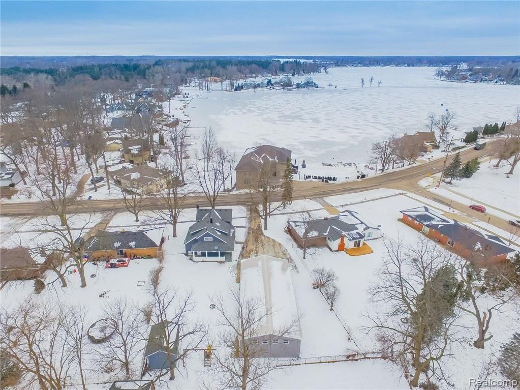 2193 South Long Lake Road Fenton, MI 48430 - Photo 4 of 62 2193 S Long Lake-60.jpg