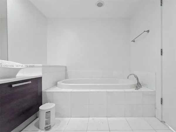 $4,200 | 2950 Northeast 188th Street, Unit 435, Aventura, FL 33180