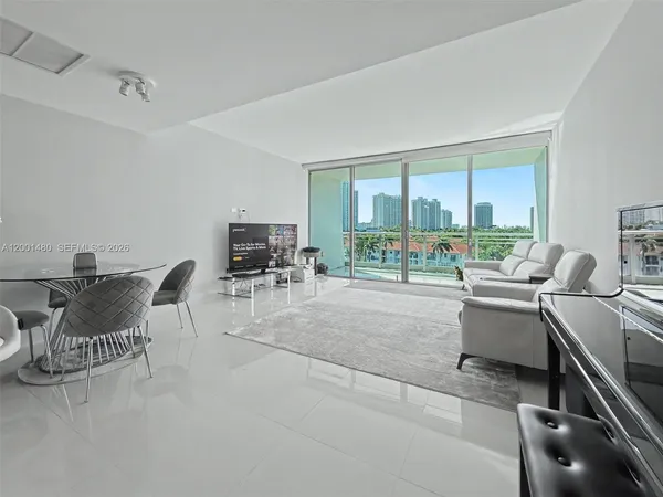 $4,200 | 2950 Northeast 188th Street, Unit 435, Aventura, FL 33180