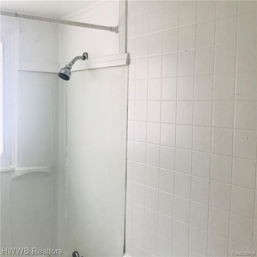 108 West Rutgers Avenue Pontiac, MI 48340 - Photo 11 of 11 Rutgers bath.jpg