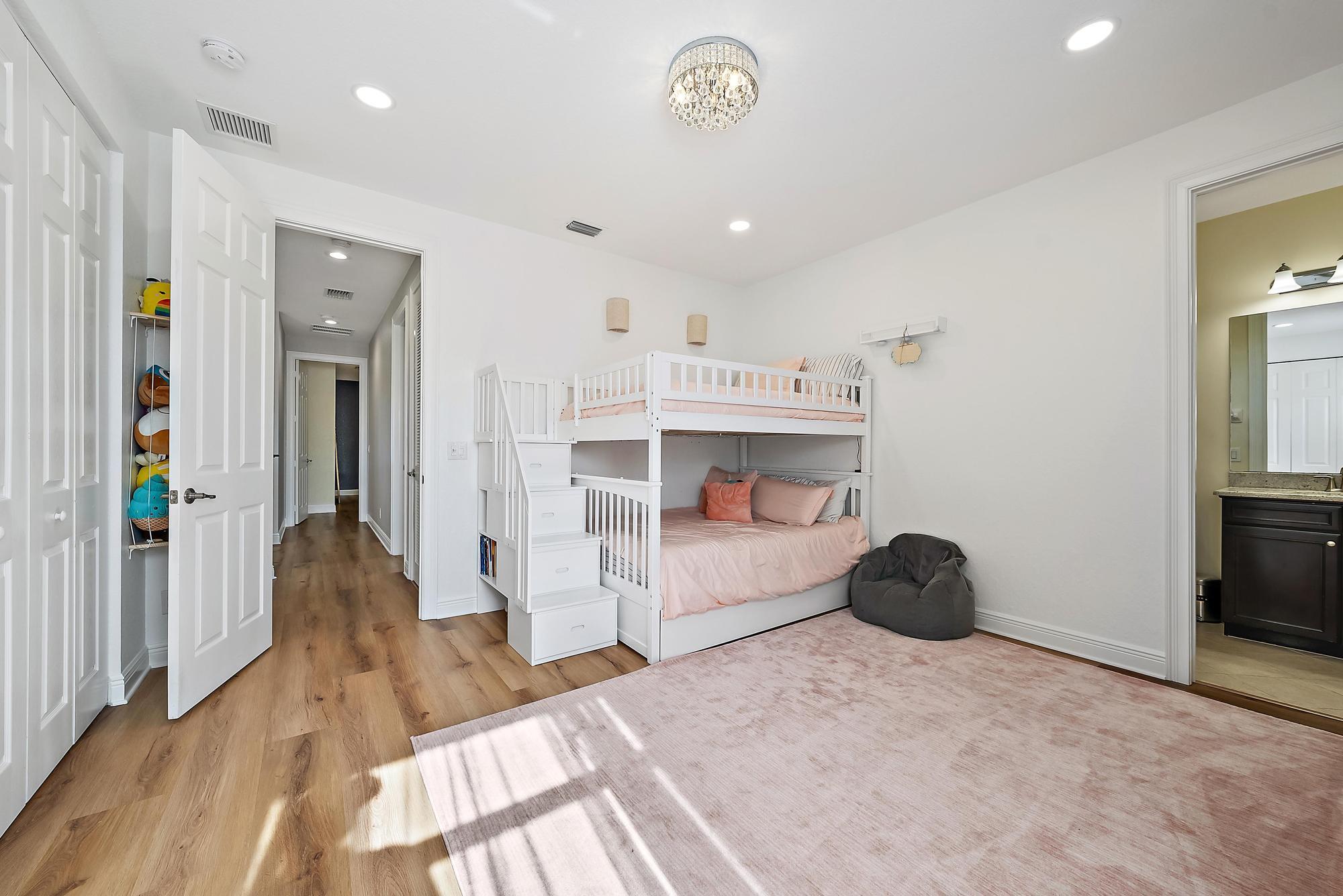 111 Manor Circle Jupiter, FL 33458 - Photo 20 of 33 111 Manor Cir-18