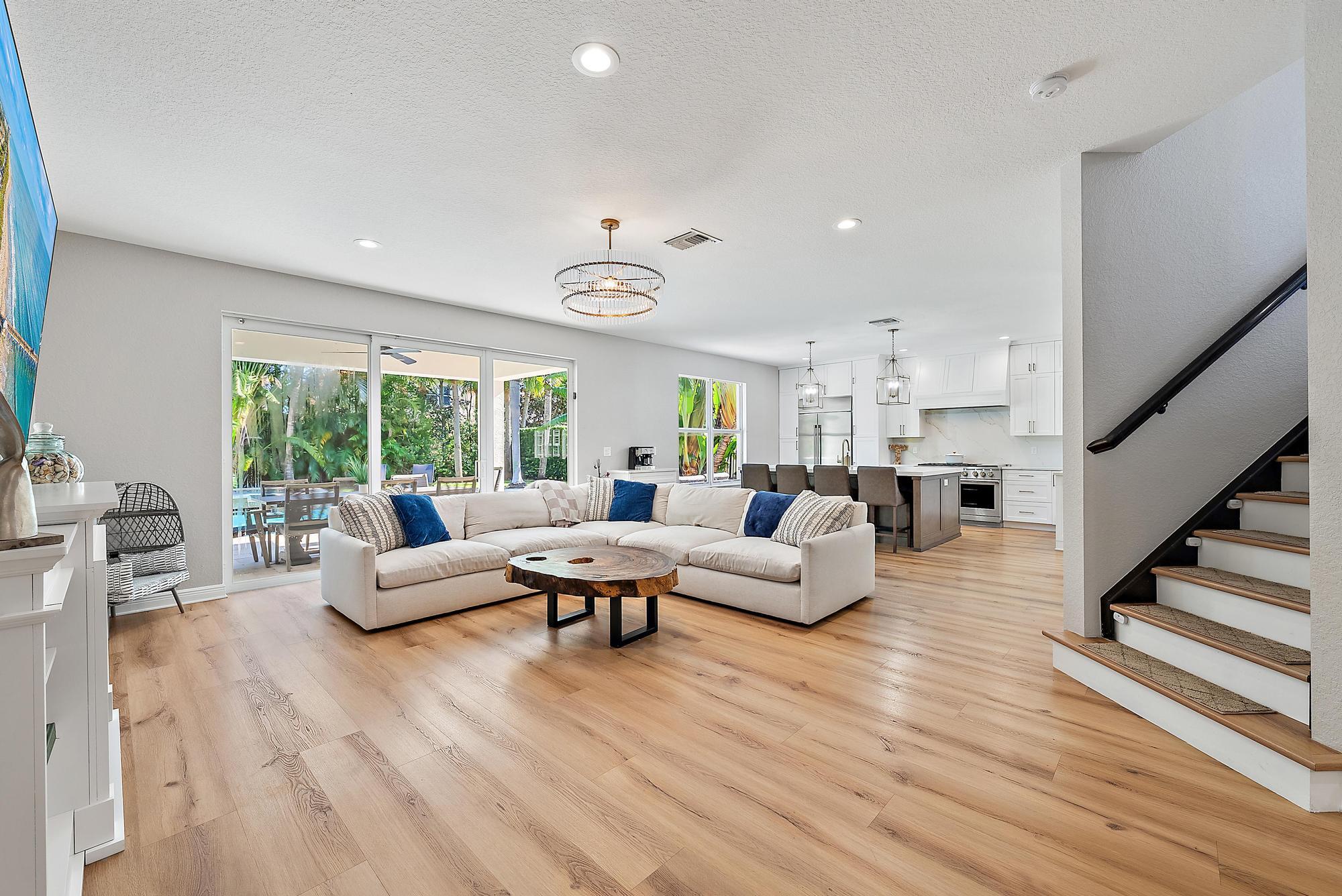 111 Manor Circle Jupiter, FL 33458 - Photo 9 of 33 111 Manor Cir-13