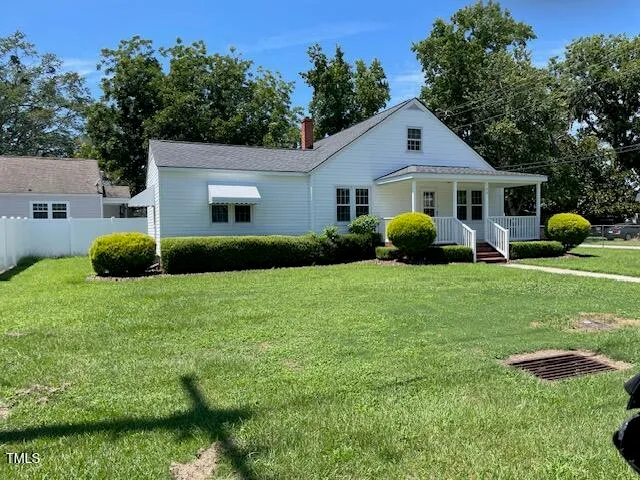 a view of a house with backyard and garden